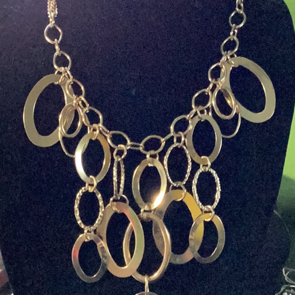 Beautiful piece gold tone necklace no brand very good condition